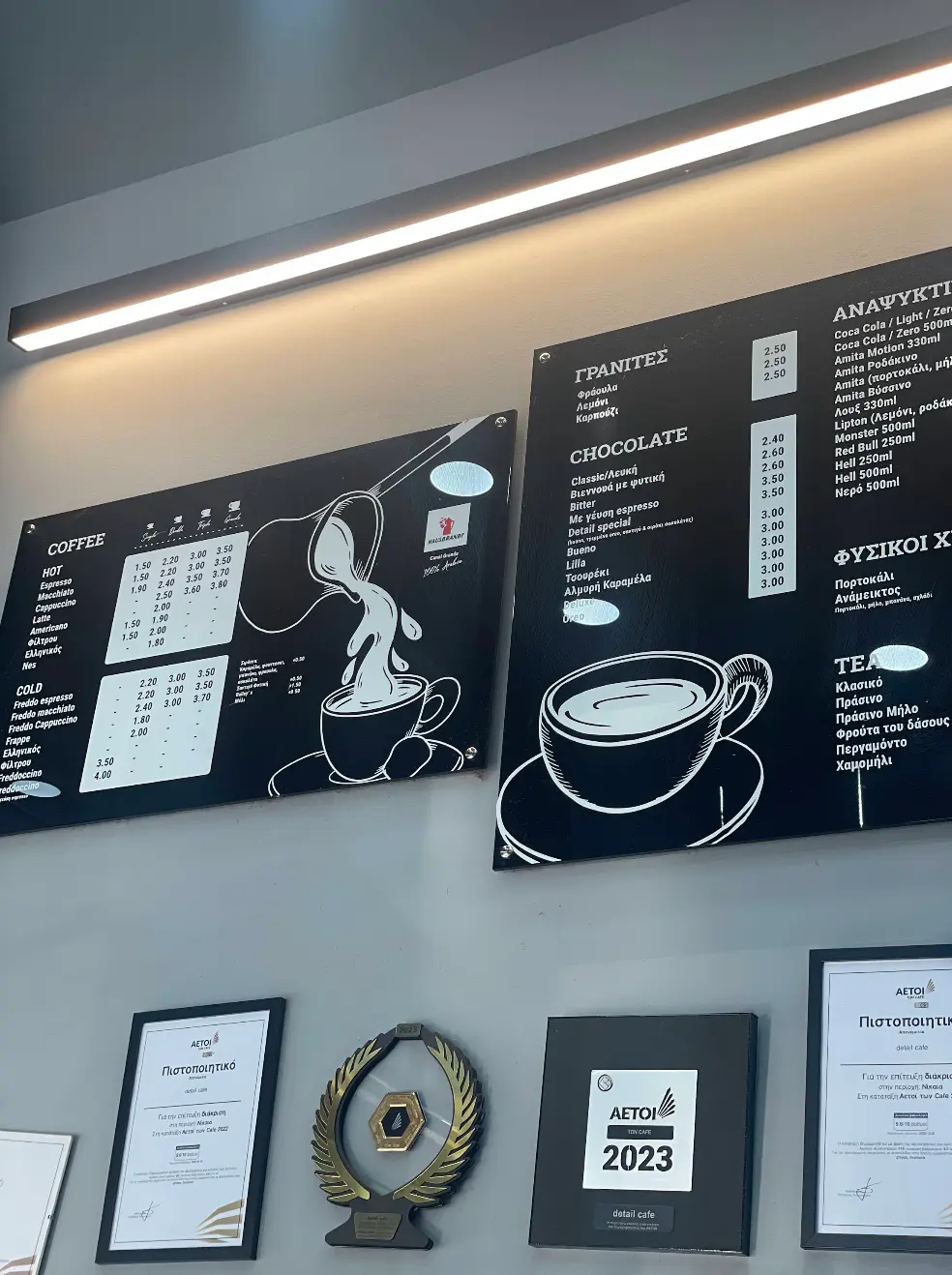 Barista που ετοιμάζει προσεκτικά έναν pour-over καφέ